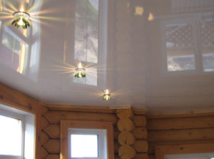 натяжной потолок в деревянном доме