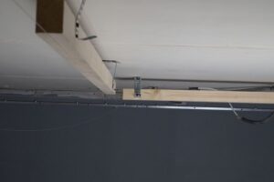 закладная для трекового светильника под натяжной потолок