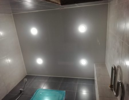 натяжной потолок в ванной - натяжной потолок в ванной с подсветкой