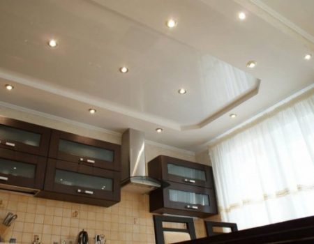 двухуровневый потолок из гипсокартона на кухне