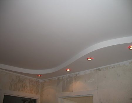 белый двухуровневый потолок из гипсокартона