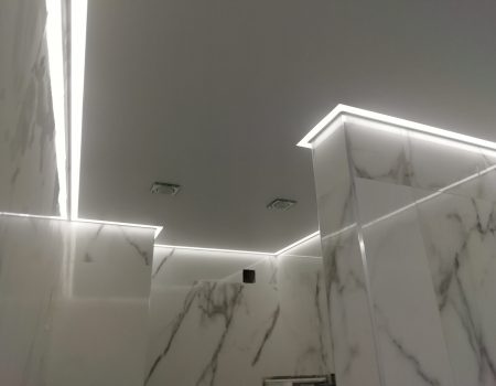 как сделать натяжной потолок с подсветкой в ванной