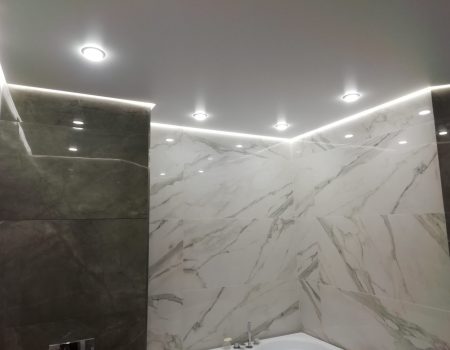 натяжной потолок в ванной установленный на керамогранит с контурной подсветкой по периметру