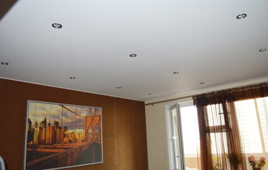 матовый натяжной потолок в комнату со светильниками и карнизом