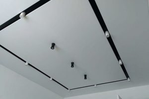 ниша черная в натяжном потолке со светильниками